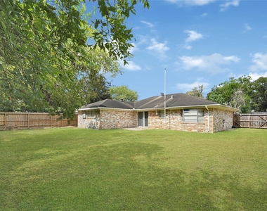 1501 Greenwood Dr - Photo Thumbnail 20