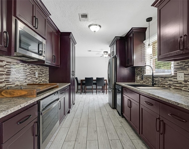 1501 Greenwood Dr - Photo Thumbnail 6