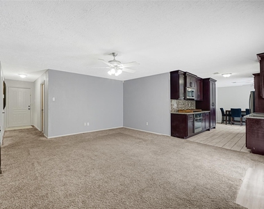 1501 Greenwood Dr - Photo Thumbnail 5