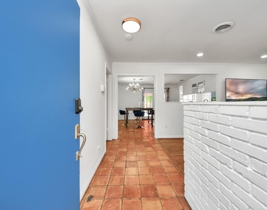 5139 Beechnut Street - Photo Thumbnail 3