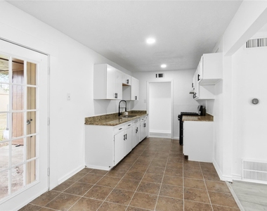 3018 Vance Avenue - Photo Thumbnail 5