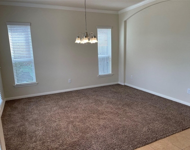 627 Oak Circle Drive E - Photo Thumbnail 12