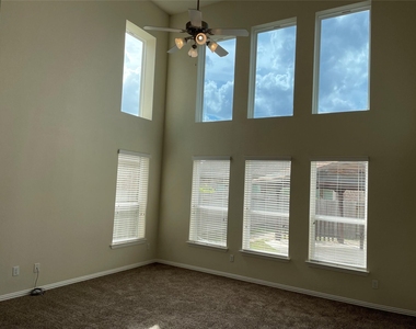 627 Oak Circle Drive E - Photo Thumbnail 2