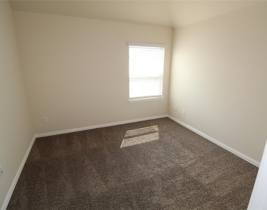 627 Oak Circle Drive E - Photo Thumbnail 31