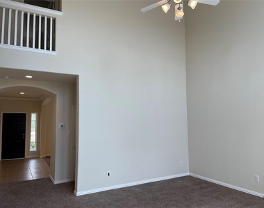 627 Oak Circle Drive E - Photo Thumbnail 8