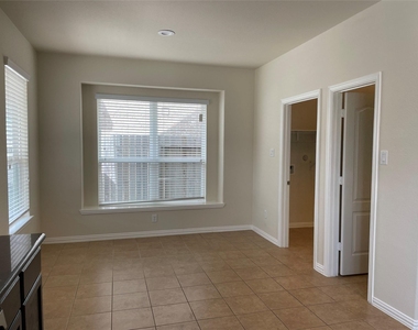 627 Oak Circle Drive E - Photo Thumbnail 6