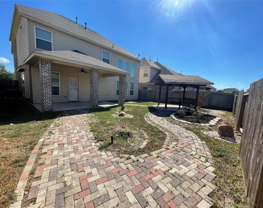 627 Oak Circle Drive E - Photo Thumbnail 14