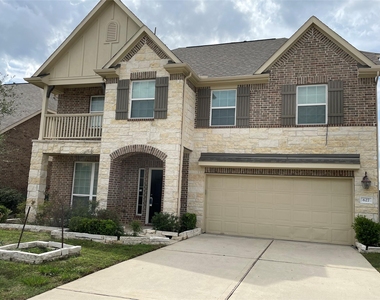 627 Oak Circle Drive E - Photo Thumbnail 1