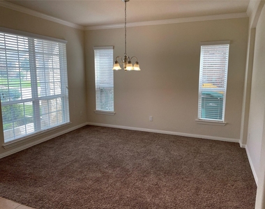 627 Oak Circle Drive E - Photo Thumbnail 9