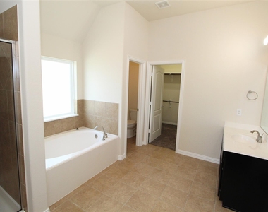 627 Oak Circle Drive E - Photo Thumbnail 26
