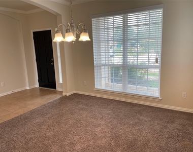 627 Oak Circle Drive E - Photo Thumbnail 10