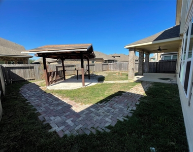 627 Oak Circle Drive E - Photo Thumbnail 16