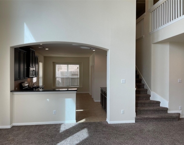 627 Oak Circle Drive E - Photo Thumbnail 7