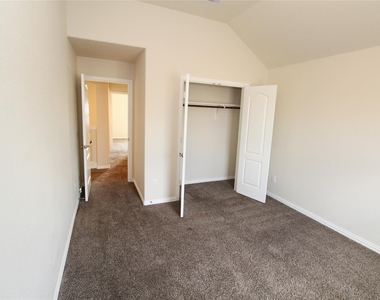 627 Oak Circle Drive E - Photo Thumbnail 29