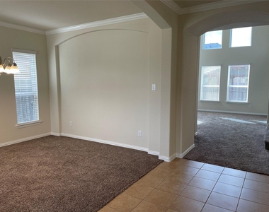 627 Oak Circle Drive E - Photo Thumbnail 11