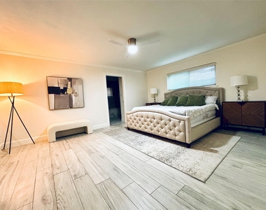 5226 Loch Lomond Drive - Photo Thumbnail 7
