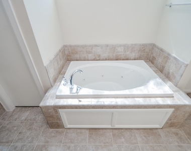 924 E 39th Street - Photo Thumbnail 21