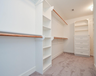924 E 39th Street - Photo Thumbnail 23