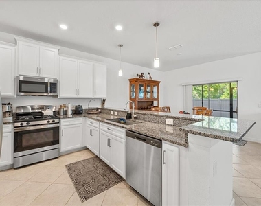 8166 Crescent Oaks Drive - Photo Thumbnail 12