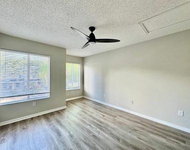 10823 Brickside Court - Photo Thumbnail 17