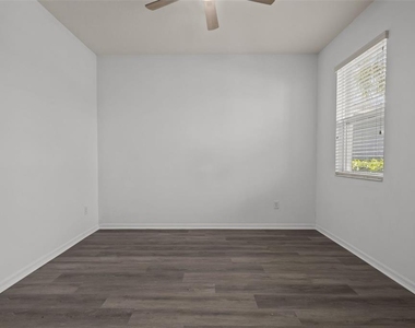 12124 Lake Boulevard - Photo Thumbnail 2