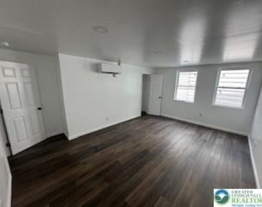140 E Market Street - Photo Thumbnail 5