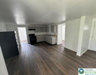 140 E Market Street - Photo Thumbnail 1