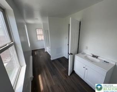 140 E Market Street - Photo Thumbnail 2