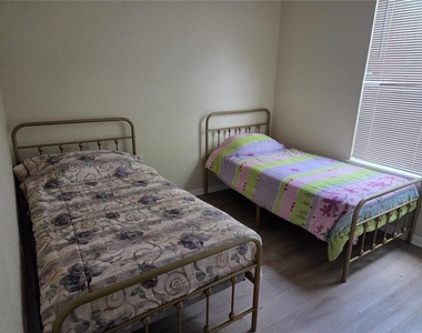 858 Grand Regency Point - Photo Thumbnail 10