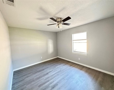 3761 Ne 40th Place - Photo Thumbnail 3