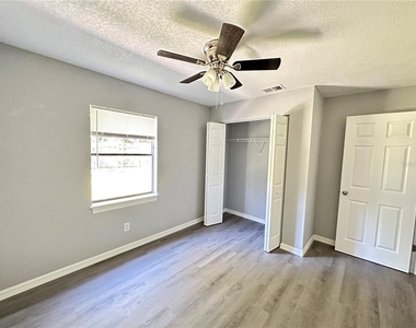 3761 Ne 40th Place - Photo Thumbnail 4