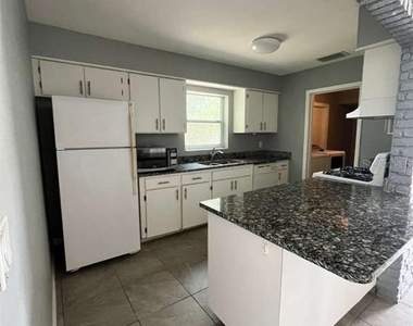 2302 E Dana Drive - Photo Thumbnail 5