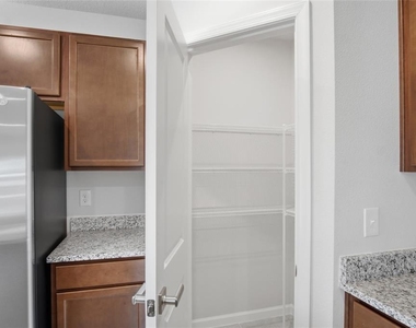 724 Cantaberry Drive - Photo Thumbnail 5