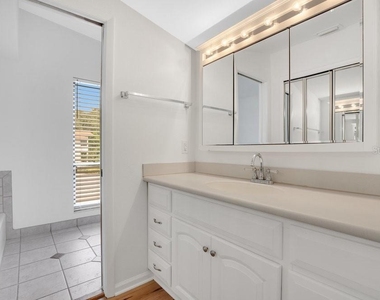 905 Main Street - Photo Thumbnail 15