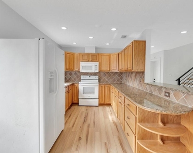 905 Main Street - Photo Thumbnail 8