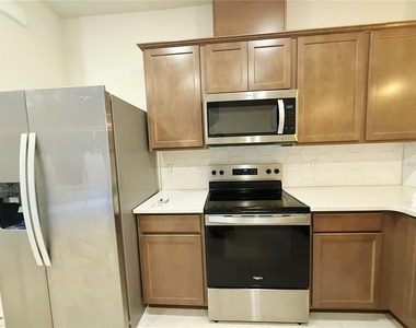 393 Meadowland Point - Photo Thumbnail 5