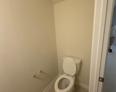 393 Meadowland Point - Photo Thumbnail 24