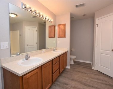 6835 Hunters Crossing Boulevard - Photo Thumbnail 12