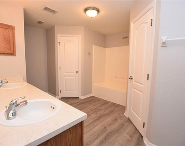 6835 Hunters Crossing Boulevard - Photo Thumbnail 11