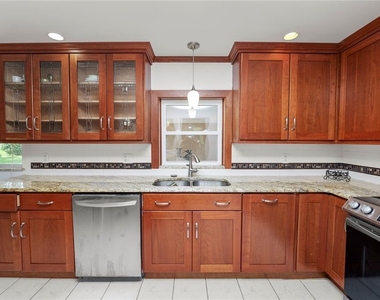 228 W Lake Ina Drive - Photo Thumbnail 7