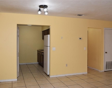 7423 Sw 42nd Pl - Photo Thumbnail 2