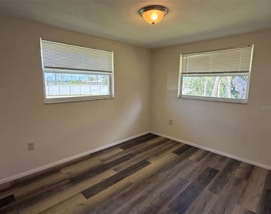 5405 Riverside Drive - Photo Thumbnail 4