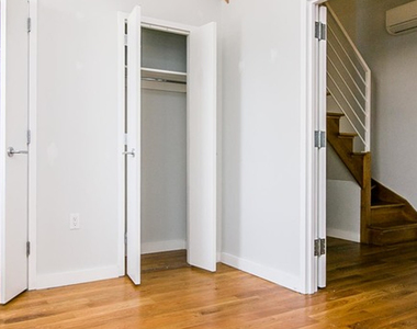100 Dupont St - Photo Thumbnail 12