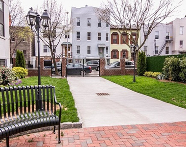 100 Dupont St - Photo Thumbnail 1