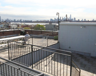 100 Dupont St - Photo Thumbnail 4