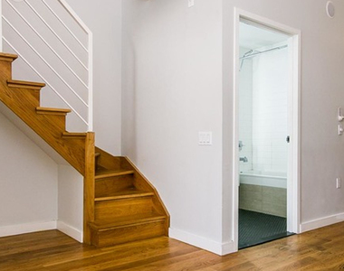 100 Dupont St - Photo Thumbnail 2