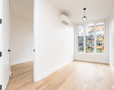 96 Moore St - Photo Thumbnail 9