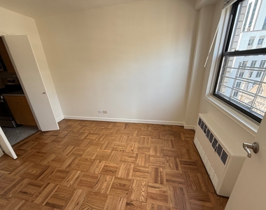 420 East 79th Street - Photo Thumbnail 5