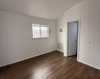1526 Yandell - Photo Thumbnail 3