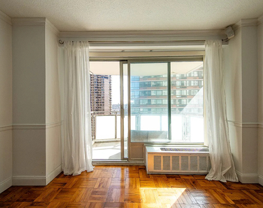 300 East 40th Street - Photo Thumbnail 2